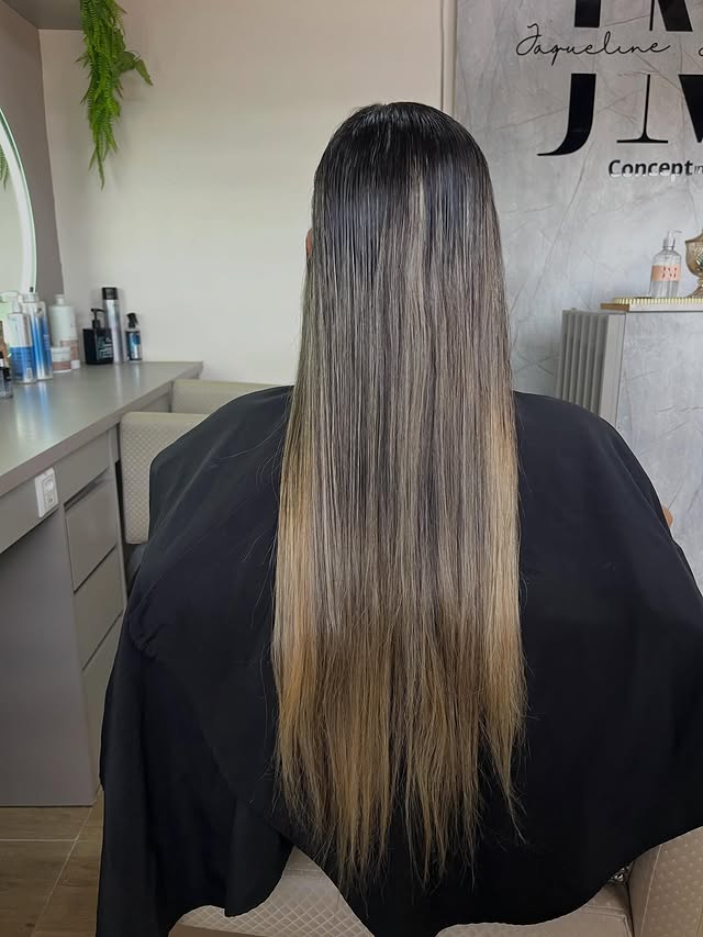 Cabelo escuro desbotado e sem vida, antes da transformação