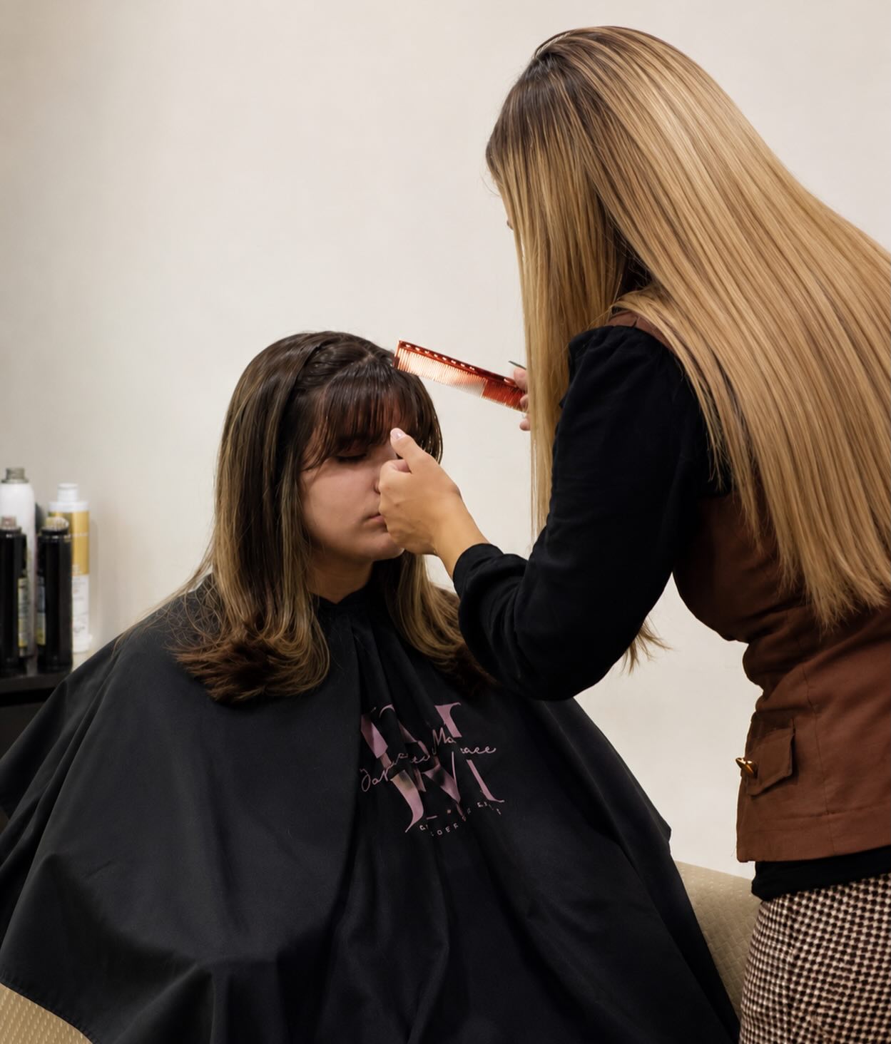 Jaqueline Marques executando um corte de precisão