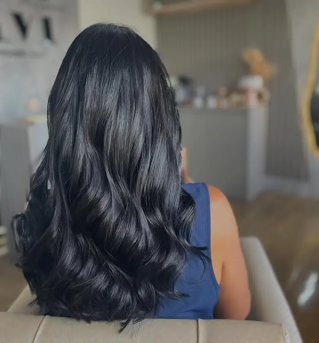 Cabelo moreno preto com ondas e brilho espelhado