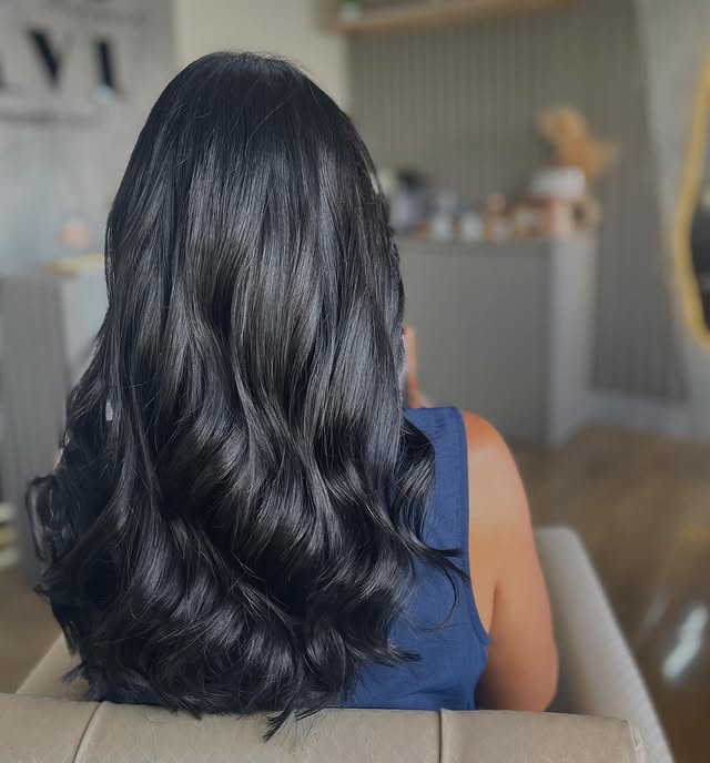 Cabelo moreno preto com ondas e brilho espelhado