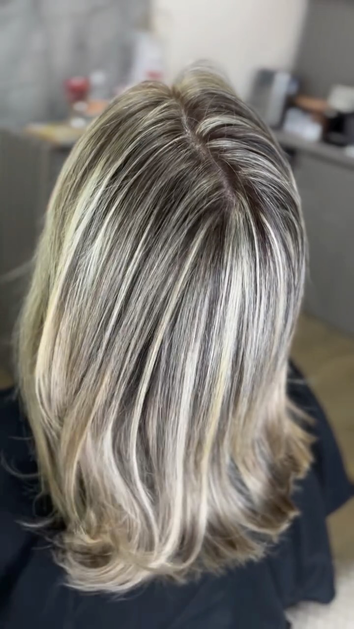 Loiro platinado médio com mechas finas